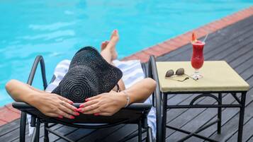 2 utendørsbassenger, bassengparasoller og solsenger