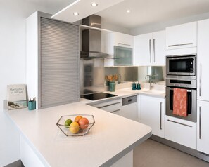Refrigerador, microondas, horno y parrilla de estufa