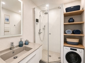 Regadera, amenidades de baño ecológicas, secadora de cabello, toallas 