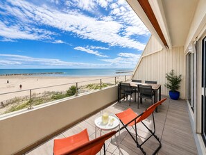 Outdoor dining - Rose des Sables • A Terrace Over the Mediterranean (Mauguio)