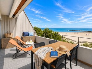 Outdoor dining - Rose des Sables • A Terrace Over the Mediterranean (Mauguio)