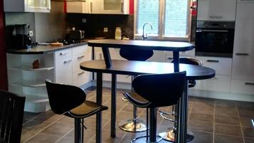 Micro-ondes, four, plaque de cuisson, lave-vaisselle