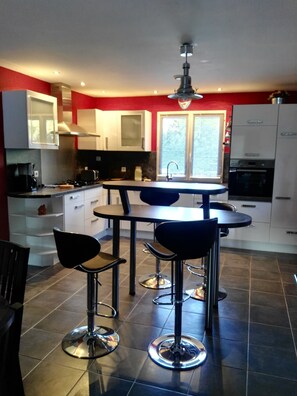 Micro-ondes, four, plaque de cuisson, lave-vaisselle