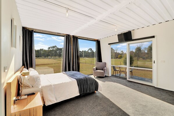 4 bedrooms, iron/ironing board, free WiFi, bed sheets - Containers on Kidston (Mansfield)