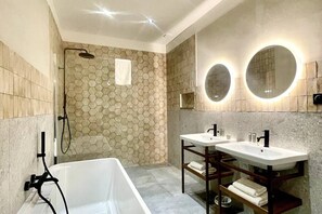Douche, articles de toilette (gratuits), séchoir à cheveux, bidet