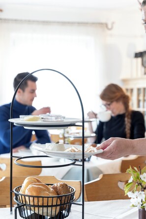 Frokost med lokale retter er inkludert hver dag