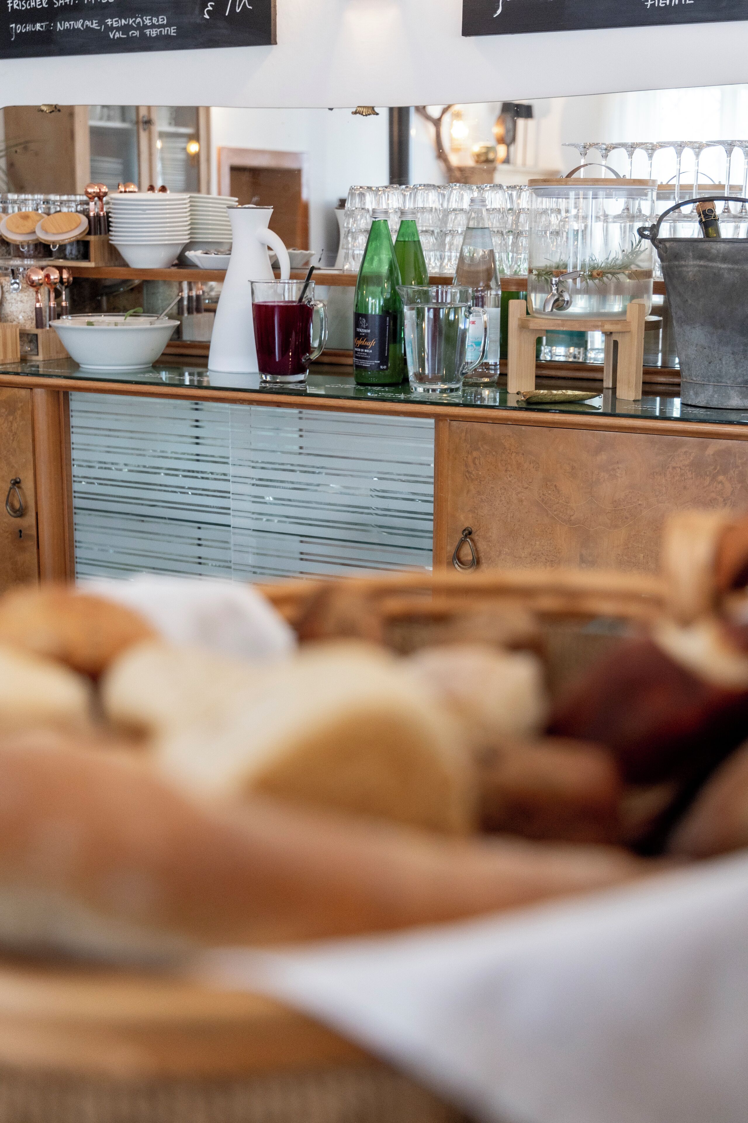 Un espace buffet proposant divers plats, une carafe et de la verrerie.
