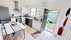Private kitchen - Pengam House (Cardiff)