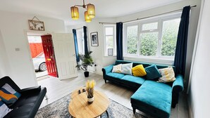 Living area - Pengam House (Cardiff)