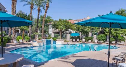 Modern Retreat in Ahwatukee, Heated Pool, Spa, Gym