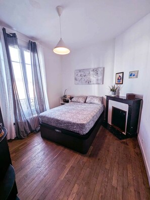 4 quartos, escrivaninha, ferros/tábuas de passar roupa, berço de viagem