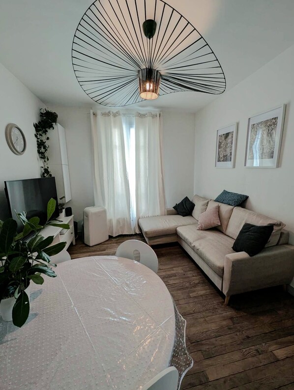 TV, lareira, livros, impressoras