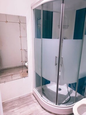 Hårtørrer, bidet, håndklæder, Sæbe