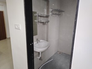 Ducha, cabezal de ducha tipo lluvia, albornoces y toallas