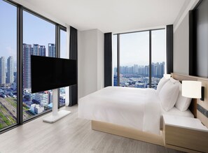 Kamar Deluks, 1 Tempat Tidur King, Bebas Asap Rokok, pemandangan kota | Seprai premium, brankas, meja kerja, dan kedap suara