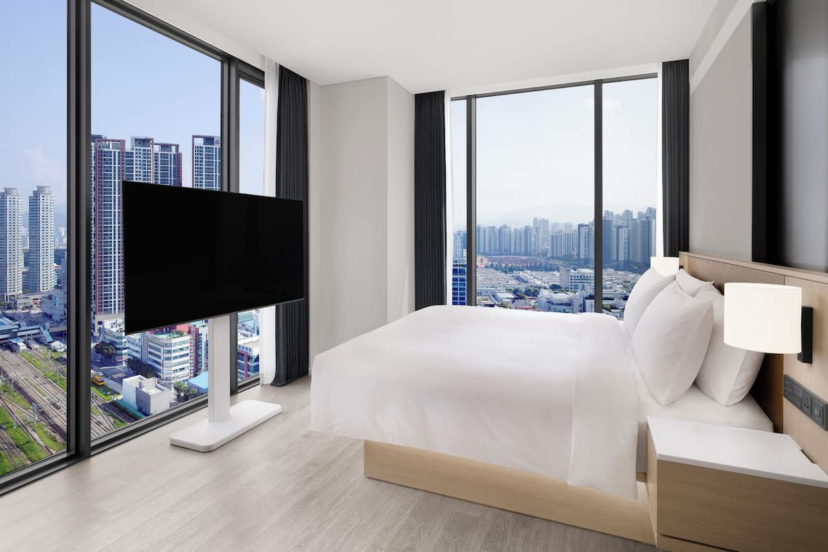 Luxe beddengoed, een kluis op de kamer, een bureau, geluiddichte muren
