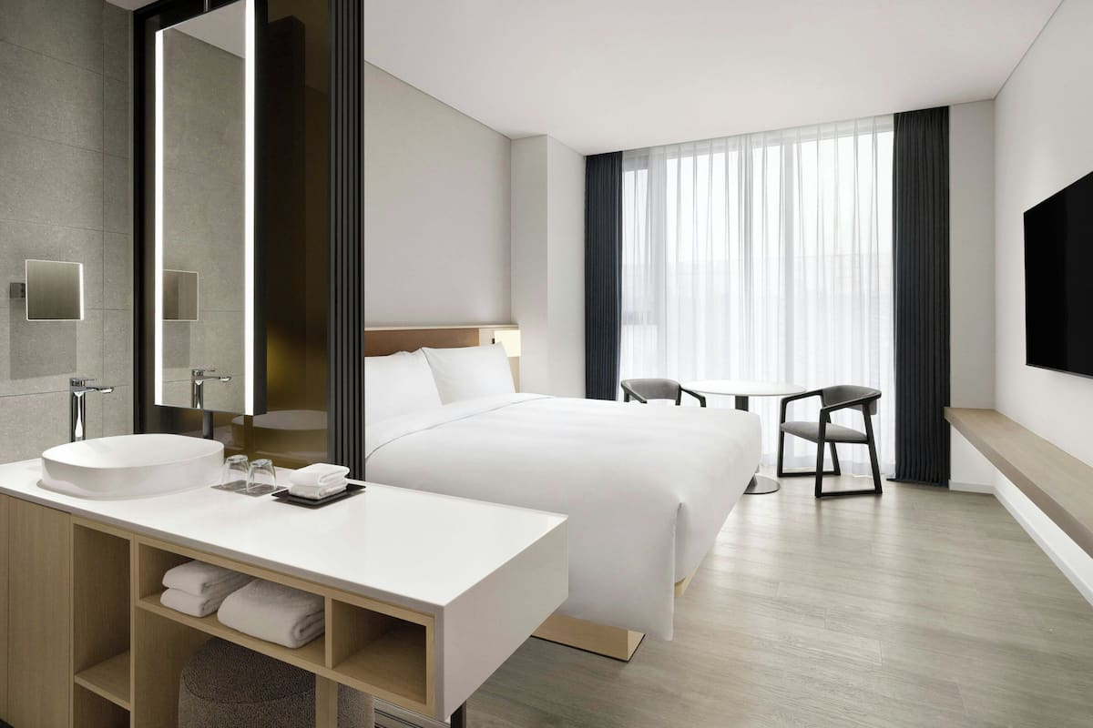 Premier kamer, 1 kingsize bed, niet-roken, uitzicht op stad | Luxe beddengoed, een kluis op de kamer, een bureau, geluiddichte muren