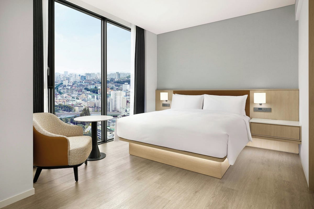Suite, 1 kingsize bed, uitzicht op stad, op de hoek | Luxe beddengoed, een kluis op de kamer, een bureau, geluiddichte muren