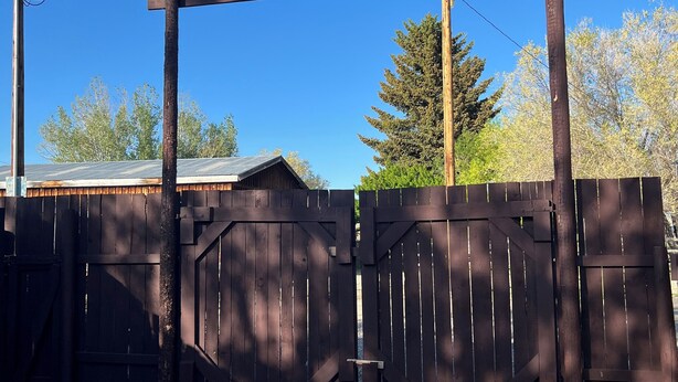 Une porte en bois sur laquelle est fixée une plaque portant l’inscription « LIMA ESTATES ».