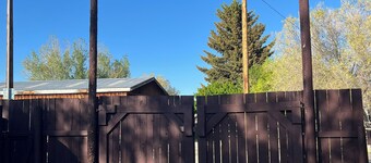 Tranquil 2-bedroom apartment in Lima, MT. Family & Pet friendly.
