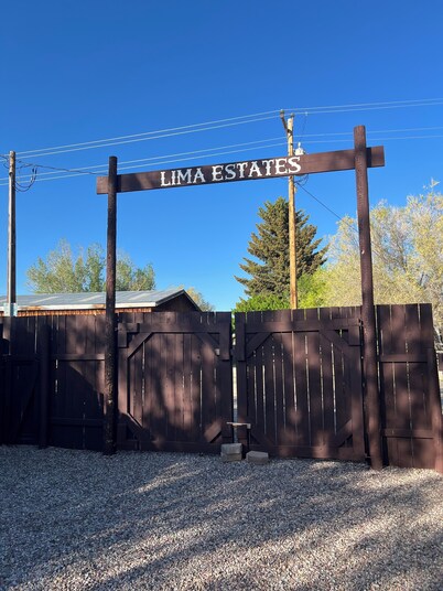 Tranquil 2-bedroom apartment in Lima, MT. Family & Pet friendly.