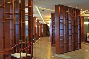 A corridor with wooden partitions and a chair. - Royal Hotel (Chongqing Liangjiang) (Chongqing)