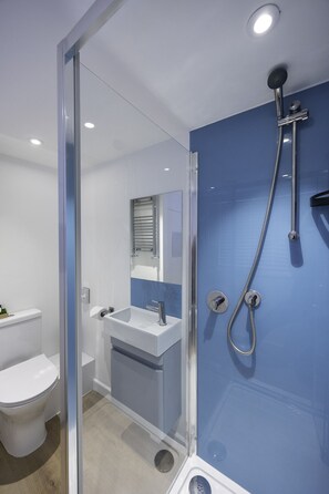 Apartment, Private Bathroom (Flat F) | Bathroom | Shower, free toiletries, hair dryer, towels - Upper Rock Brighton Guest House (Brighton)