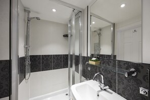 Classic Double Room, Ensuite, Garden View (5) | Bathroom | Shower, free toiletries, hair dryer, towels - Upper Rock Brighton Guest House (Brighton)