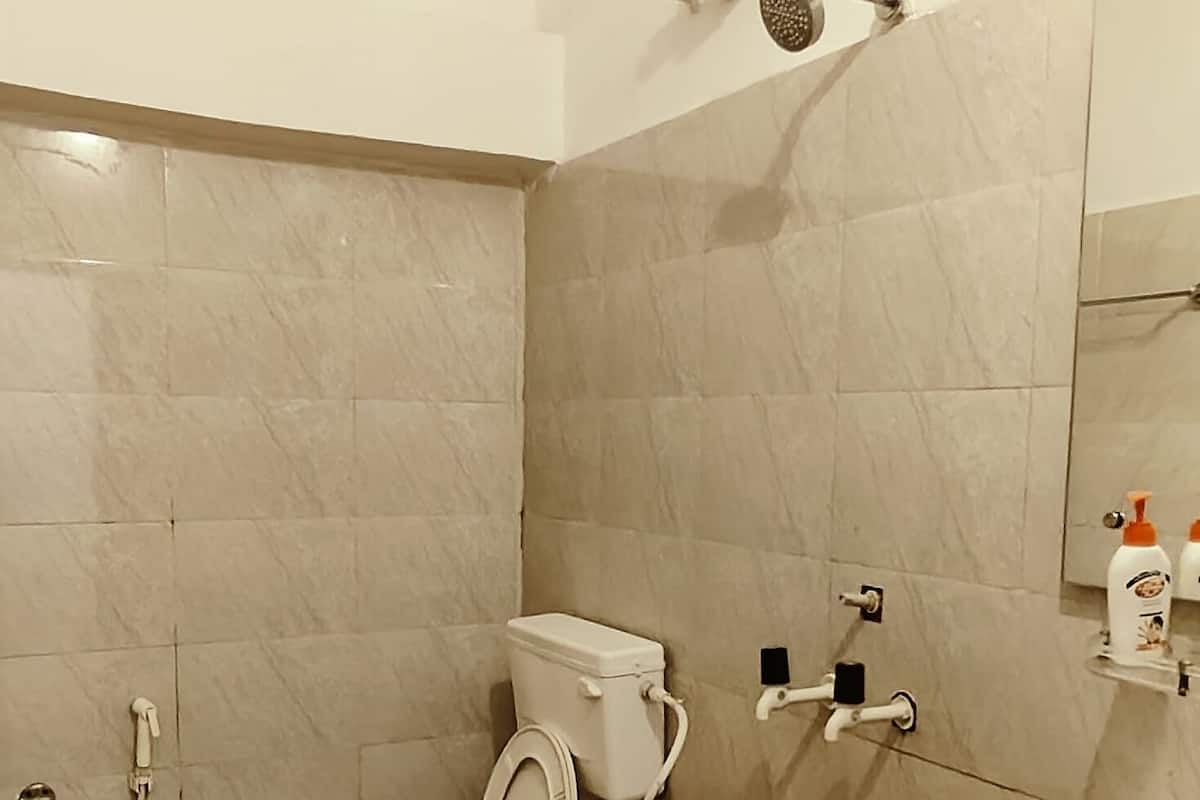 Standard Room | Bathroom | Shower, rainfall showerhead, eco-friendly toiletries, towels