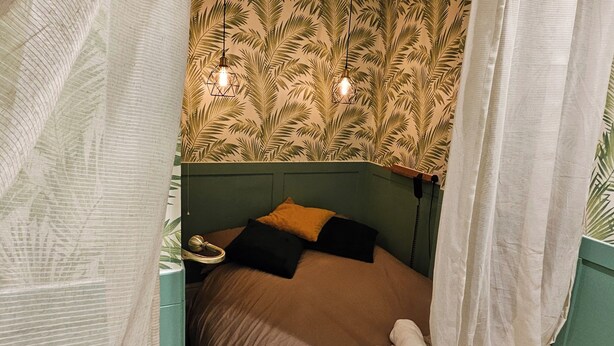 Studio | Bed sheets - Tropical Hideaway Studio Apartment (Cardiff)