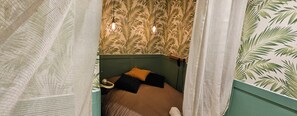 Room - Tropical Hideaway Studio Apartment (Cardiff)