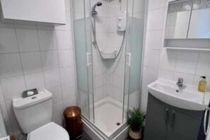 Studio | Badezimmer | Dusche, kostenlose Toilettenartikel, Handtücher, Toilettenpapier