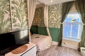 Studio | Bed sheets - Tropical Hideaway Studio Apartment (Cardiff)
