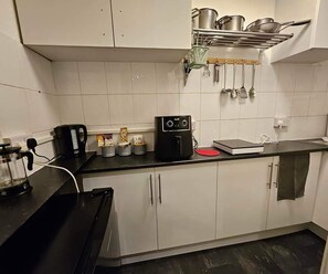 Studio | Eigene Küche | Kühlschrank, Wasserkocher, Toaster, Kochgeschirr/Geschirr/Besteck