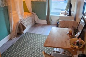 Studio | Bed sheets - Tropical Hideaway Studio Apartment (Cardiff)
