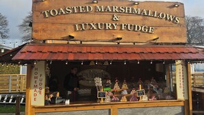 A wooden sign for a food stall advertising toasted marshmallows and luxury fudge. - Tropical Hideaway Studio Apartment (Cardiff)
