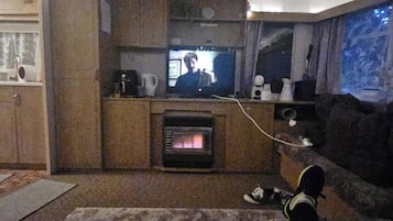 Mökki | Oleskelualue | Televisio, takka