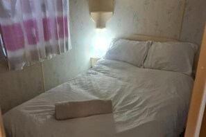 Cabin | 2 bedrooms, iron/ironing board, free WiFi, bed sheets - Cozy Cardiff Cabin Retreat Sleeps 6 by Aimee (Cardiff)