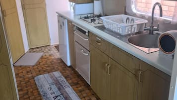 Cabin | Private kitchen | Fridge, oven, stovetop, electric kettle