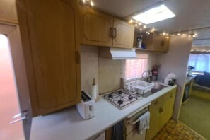 Cabin | Private kitchen | Fridge, oven, stovetop, electric kettle - Cozy Cardiff Cabin Retreat Sleeps 6 by Aimee (Cardiff)