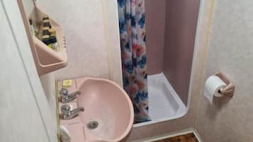 Cabin | Bathroom | Shower, hair dryer, towels, toilet paper