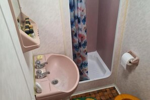 Bathroom - Cozy Cardiff Cabin Retreat Sleeps 6 by Aimee (Cardiff)