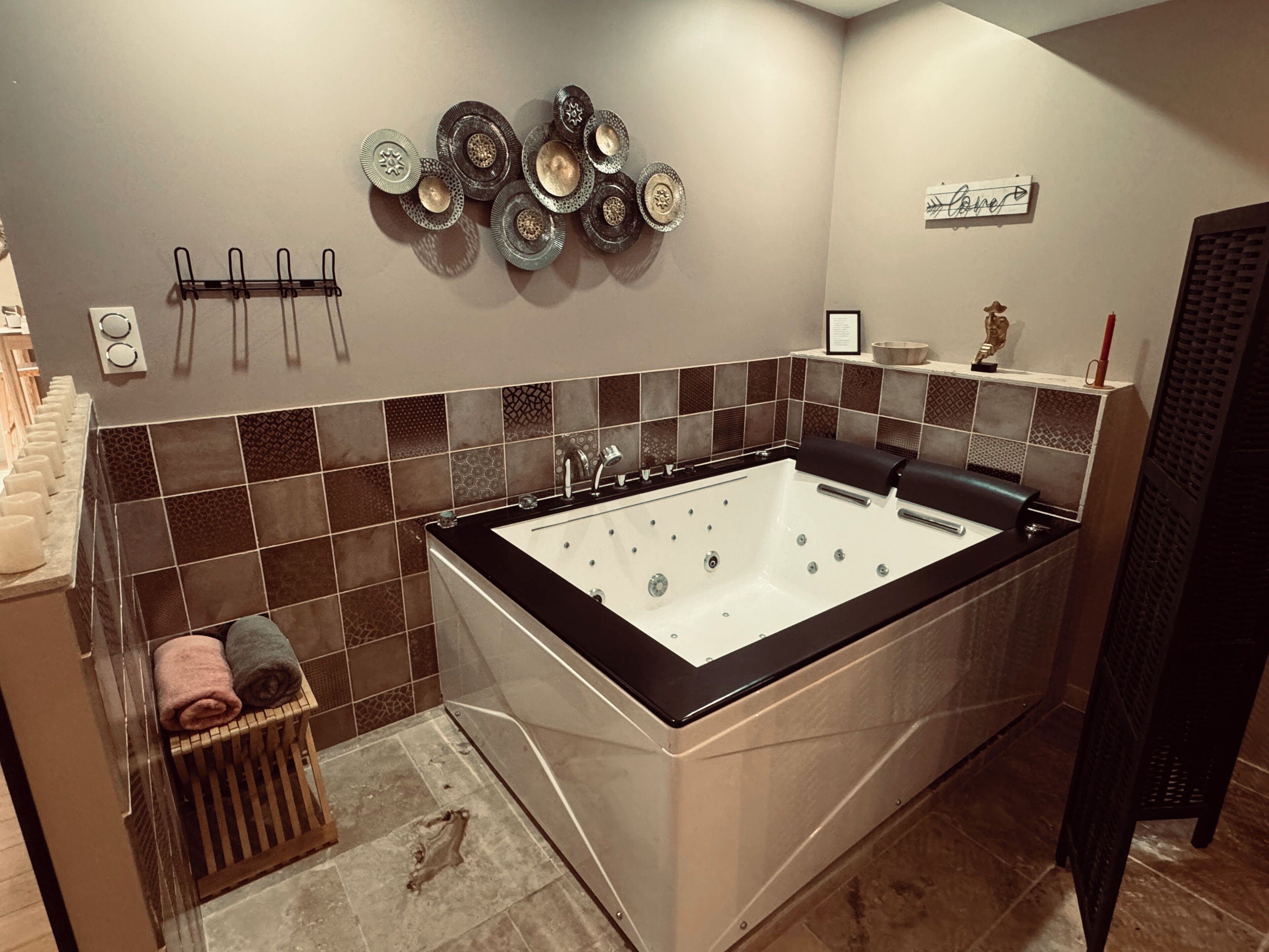 Jetted bath, towels, soap, toilet paper