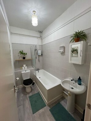 Leilighet | Bad | Kombinert dusj/badekar, dype avslapningsbadekar og håndklær