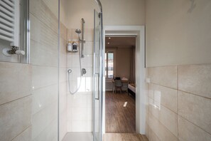 Dusche, Haartrockner, Bidet, Handtücher