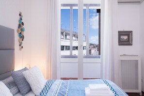 4 chambres, coffre-fort, bureau, fer et planche à repasser