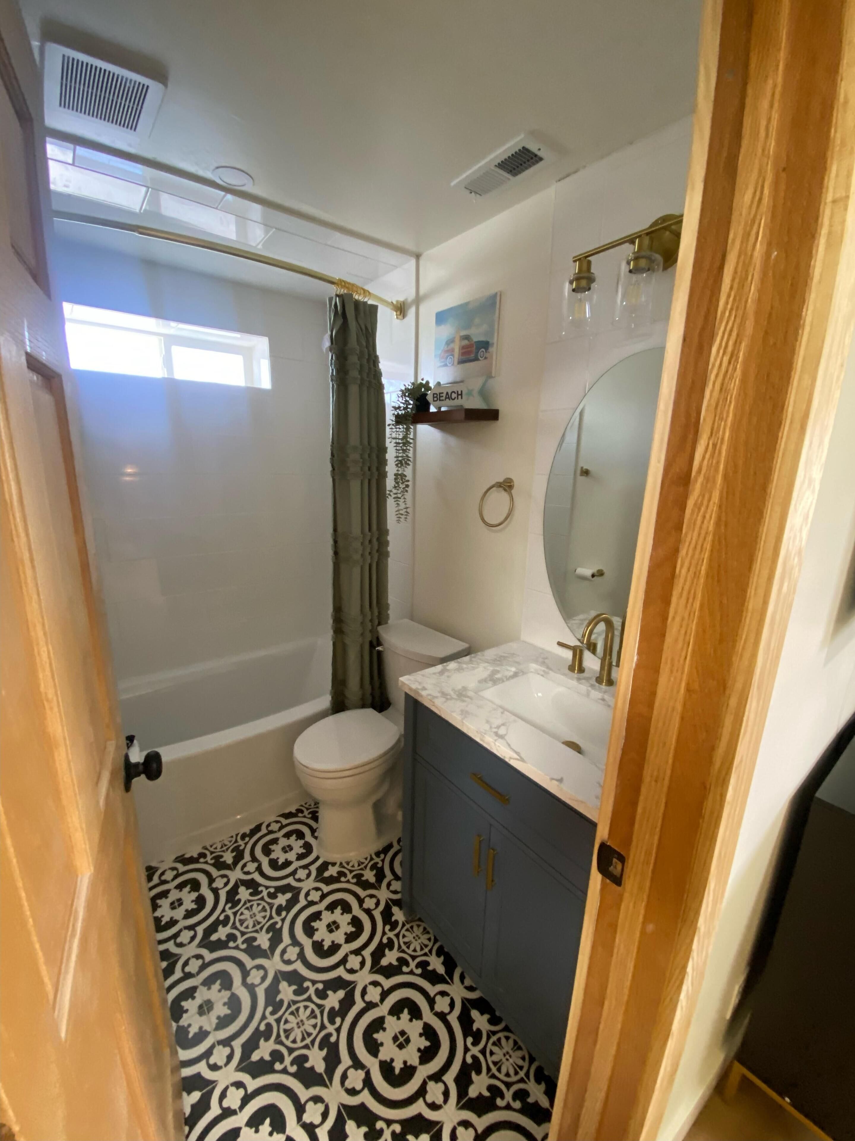 Une salle de bain avec une baignoire, des toilettes et un lavabo.