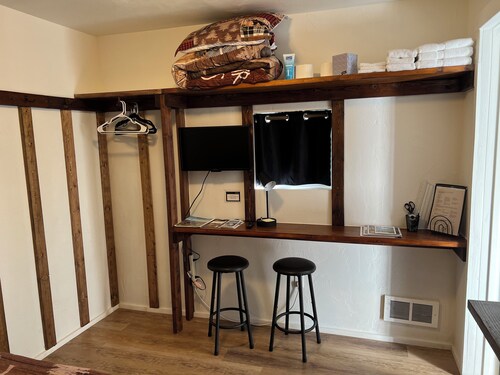 Cabin apt. Charming 1 bedroom, 1 bathroom apartment in  Lima, MT with WiFi.