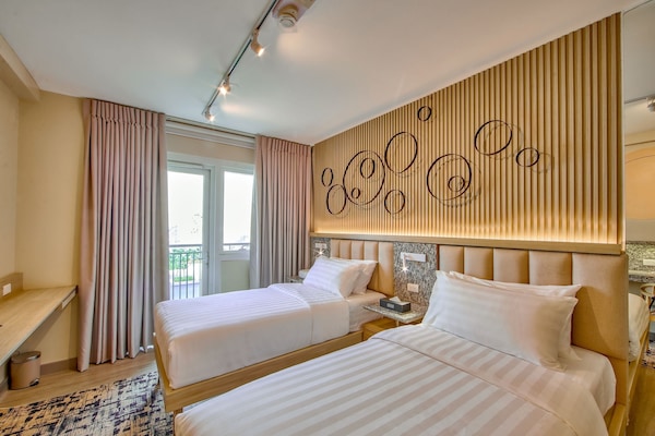 Select Comfort beds, in-room safe, desk, iron/ironing board