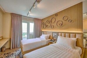 One Bedroom | Select Comfort-madrasser, värdeförvaringsskåp på rummet och skrivbord